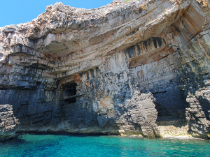 Amazing-Vis-cliffs-Split-Sea-Tours-DeLuxe-Blue-cave-Tour-from-Split