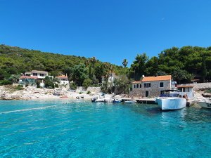 Milna-bay-house-and-Saso-Mange-boat-Split-Sea-Tours-DeLuxe-Tour-from-Split