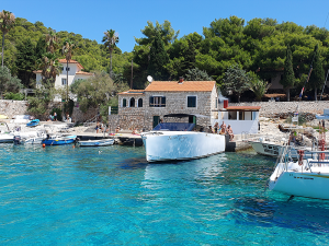 Milna-bay-house-private-and-Saso-Mange-boat-Split-Sea-Tours-DeLuxe-Tour-from-Split