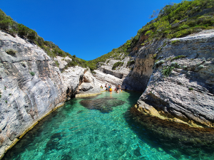 Pritiscina-bay-Vis-Split-Sea-Tours-DeLuxe-Blue-cave-Tour-from-Split
